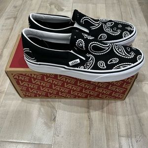 Bandana vans size 6.5 men’s 8 women’s worn once goo condition.